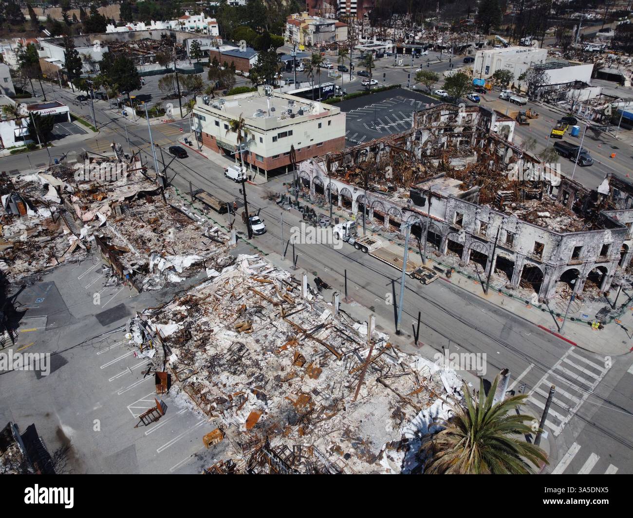La vue aérienne des maisons brûlées et des bâtiments qui ont laissé des cendres derrière eux à Pacific Palisades. (Note de la rédaction : image prise par drone.) Pacific Palisades a été l'une des villes les plus durement touchées par l'incendie de forêt de Palisades en janvier 2025, avec des milliers de maisons et d'entreprises brûlées par les flammes et ne laissant que des cendres derrière elles, déplaçant de nombreux résidents et dévastant la communauté. Deux mois plus tard, les efforts de reconstruction battent leur plein alors que les travailleurs nettoient les cendres et les matériaux brûlés dans la première phase de reconstruction, tout en travaillant simultanément à restaurer les services publics essentiels et à aider les résidents Banque D'Images