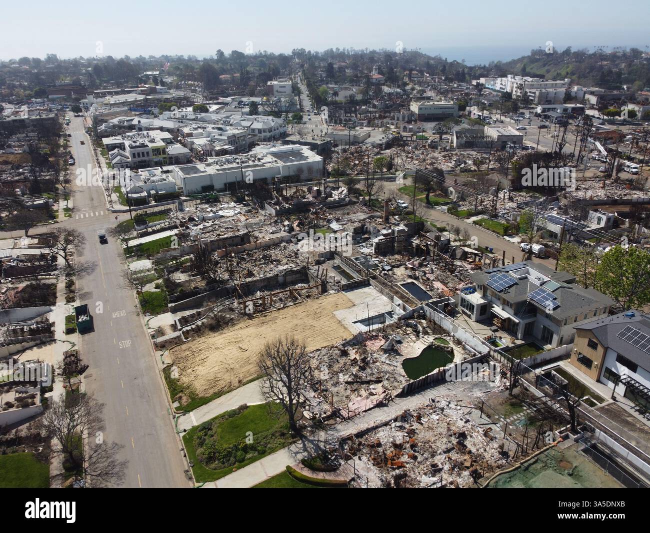 La vue aérienne des maisons incendiées qui ont laissé des cendres derrière elles à Pacific Palisades. (Note de la rédaction : image prise par drone.) Pacific Palisades a été l'une des villes les plus durement touchées par l'incendie de forêt de Palisades en janvier 2025, avec des milliers de maisons et d'entreprises brûlées par les flammes et ne laissant que des cendres derrière elles, déplaçant de nombreux résidents et dévastant la communauté. Deux mois plus tard, les efforts de reconstruction battent leur plein alors que les travailleurs nettoient les cendres et les matériaux brûlés dans la première phase de reconstruction, tout en travaillant simultanément à restaurer les services publics essentiels et à aider les résidents à les récupérer Banque D'Images