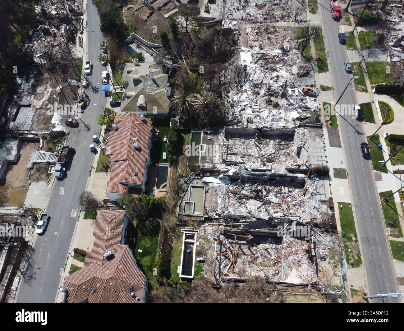 La vue aérienne des maisons incendiées qui ont laissé des cendres derrière elles à Pacific Palisades. (Note de la rédaction : image prise par drone.) Pacific Palisades a été l'une des villes les plus durement touchées par l'incendie de forêt de Palisades en janvier 2025, avec des milliers de maisons et d'entreprises brûlées par les flammes et ne laissant que des cendres derrière elles, déplaçant de nombreux résidents et dévastant la communauté. Deux mois plus tard, les efforts de reconstruction battent leur plein alors que les travailleurs nettoient les cendres et les matériaux brûlés dans la première phase de reconstruction, tout en travaillant simultanément à restaurer les services publics essentiels et à aider les résidents à les récupérer Banque D'Images