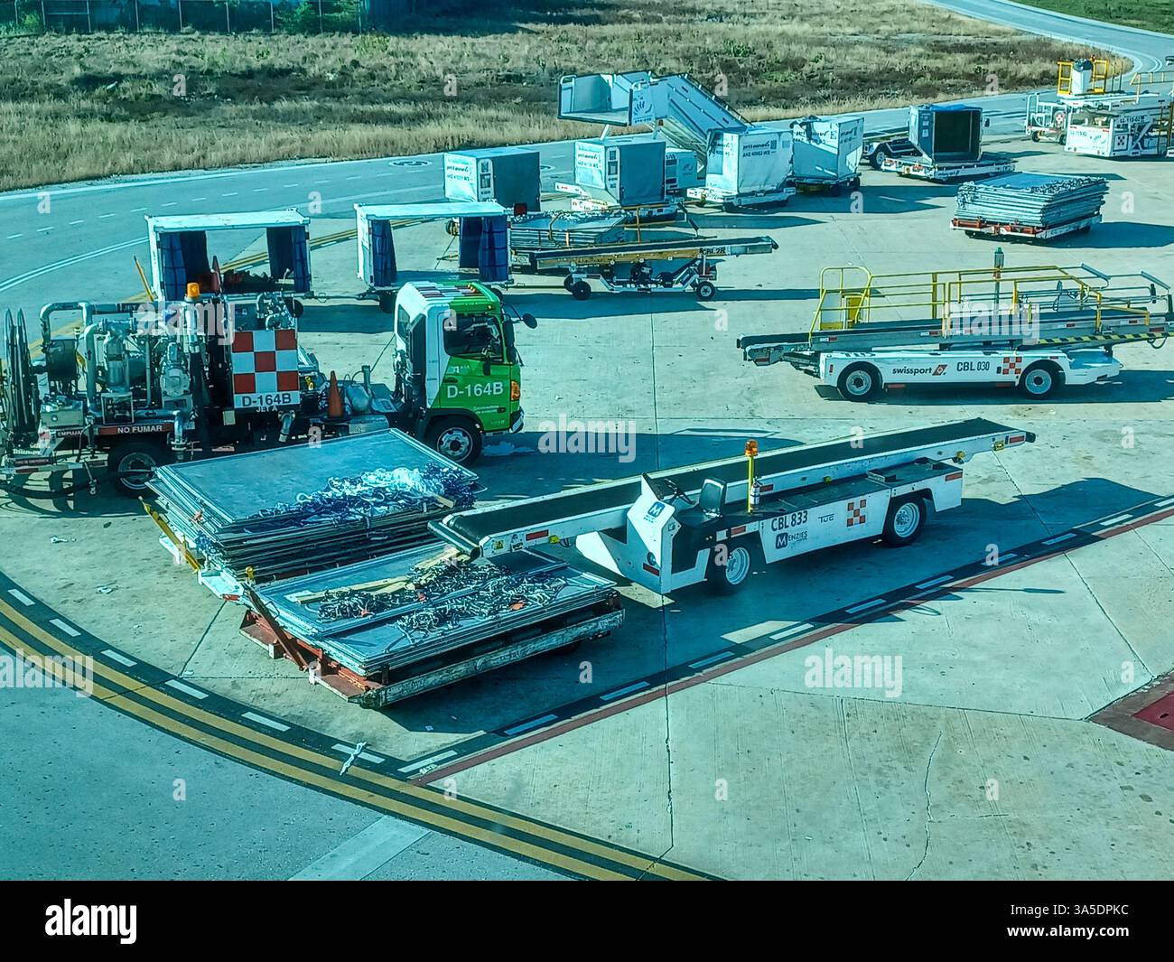 Cancun, Quintana Roo, Mexique – le 26 novembre 2024 : le matériel de soutien au sol et les conteneurs de fret sont prêts sur le tarmac de l’aéroport international de Cancun Banque D'Images