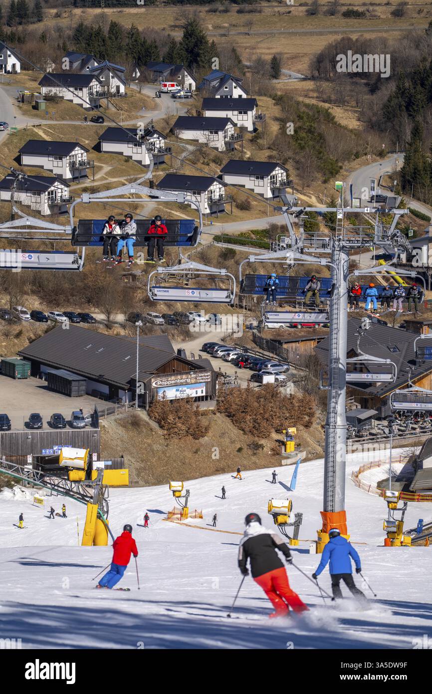 Domaine de sports d'hiver dans le Sauerland, carrousel de remontées mécaniques de Winterberg, pistes de neige artificielle, neige artificielle de plus de 360 canons à neige, ski Poppenberg sont Banque D'Images
