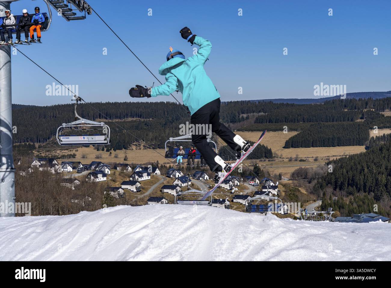 Domaine de sports d'hiver dans le Sauerland, carrousel de remontées mécaniques de Winterberg, pistes de neige artificielle, neige artificielle de plus de 360 canons à neige, ski Poppenberg sont Banque D'Images