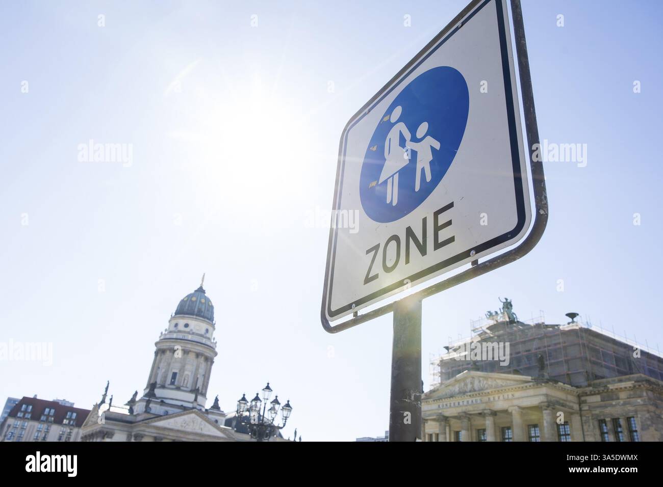 Panneau de zone piétonne sur le Gendarmenmarkt. Après deux ans de rénovation, la place centrale entre la salle de concert, la Cathédrale allemande et CA Banque D'Images