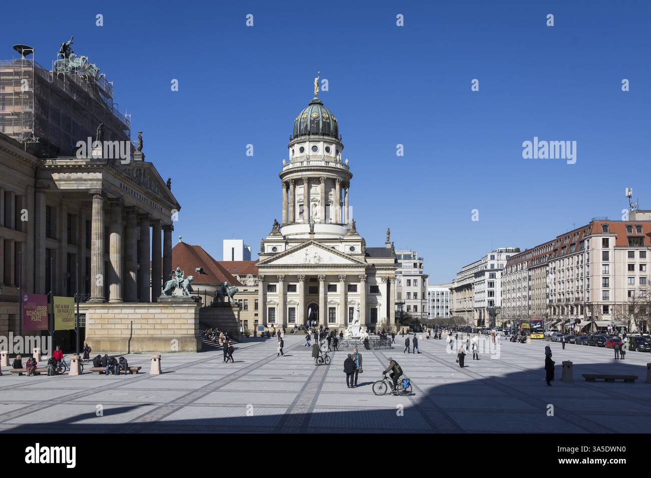 Aperçu du Gendarmenmarkt. Après deux ans de rénovation, la place centrale entre la salle de concert, la cathédrale allemande et la cathédrale française était Banque D'Images