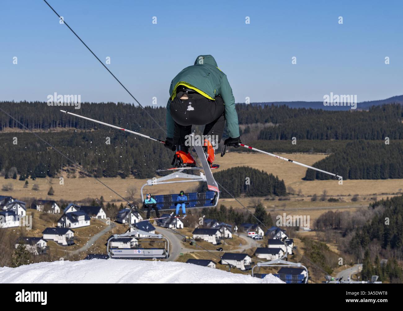 Domaine de sports d'hiver dans le Sauerland, carrousel de remontées mécaniques de Winterberg, pistes de neige artificielle, neige artificielle de plus de 360 canons à neige, ski Poppenberg sont Banque D'Images