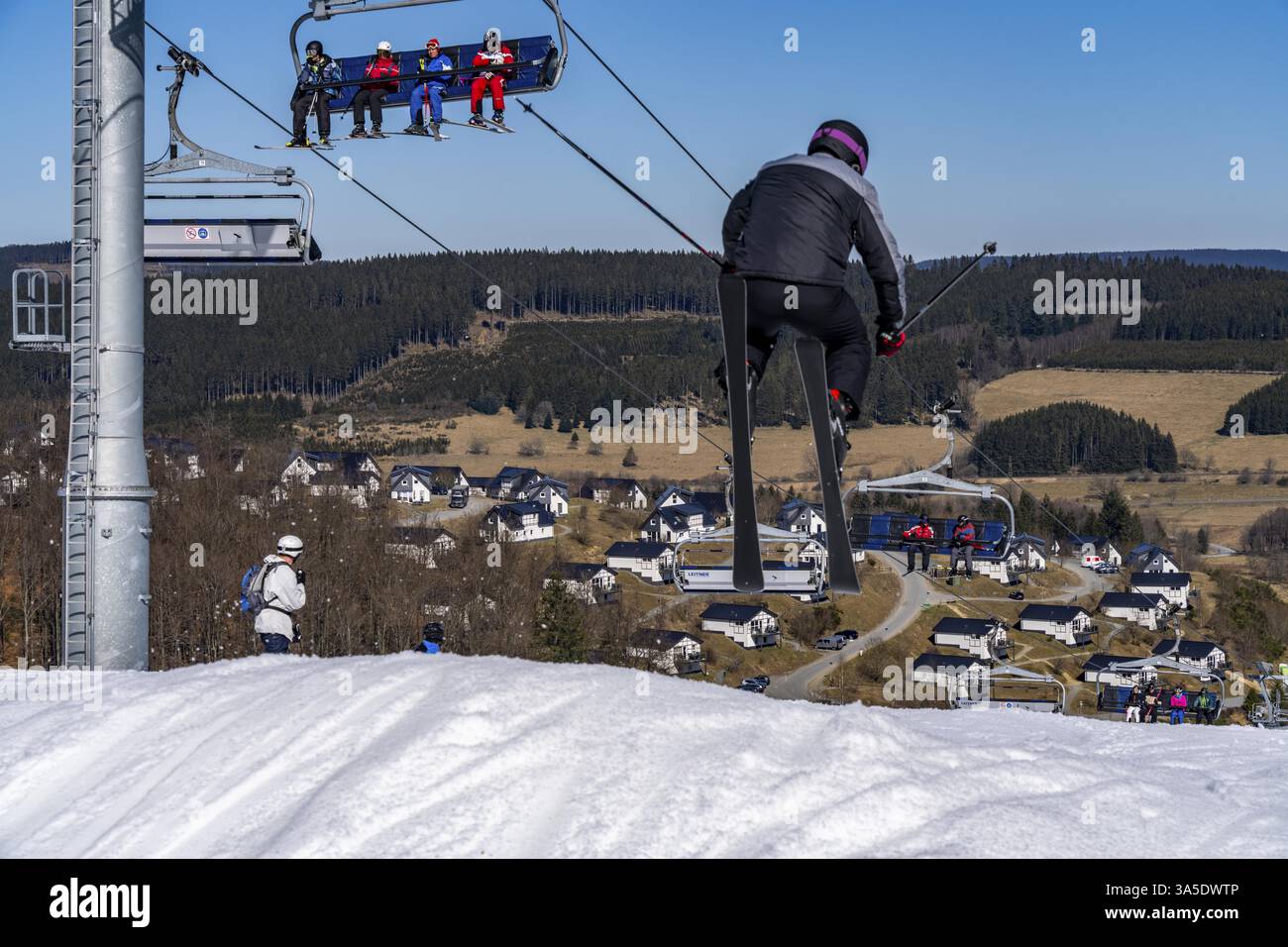 Domaine de sports d'hiver dans le Sauerland, carrousel de remontées mécaniques de Winterberg, pistes de neige artificielle, neige artificielle de plus de 360 canons à neige, ski Poppenberg sont Banque D'Images
