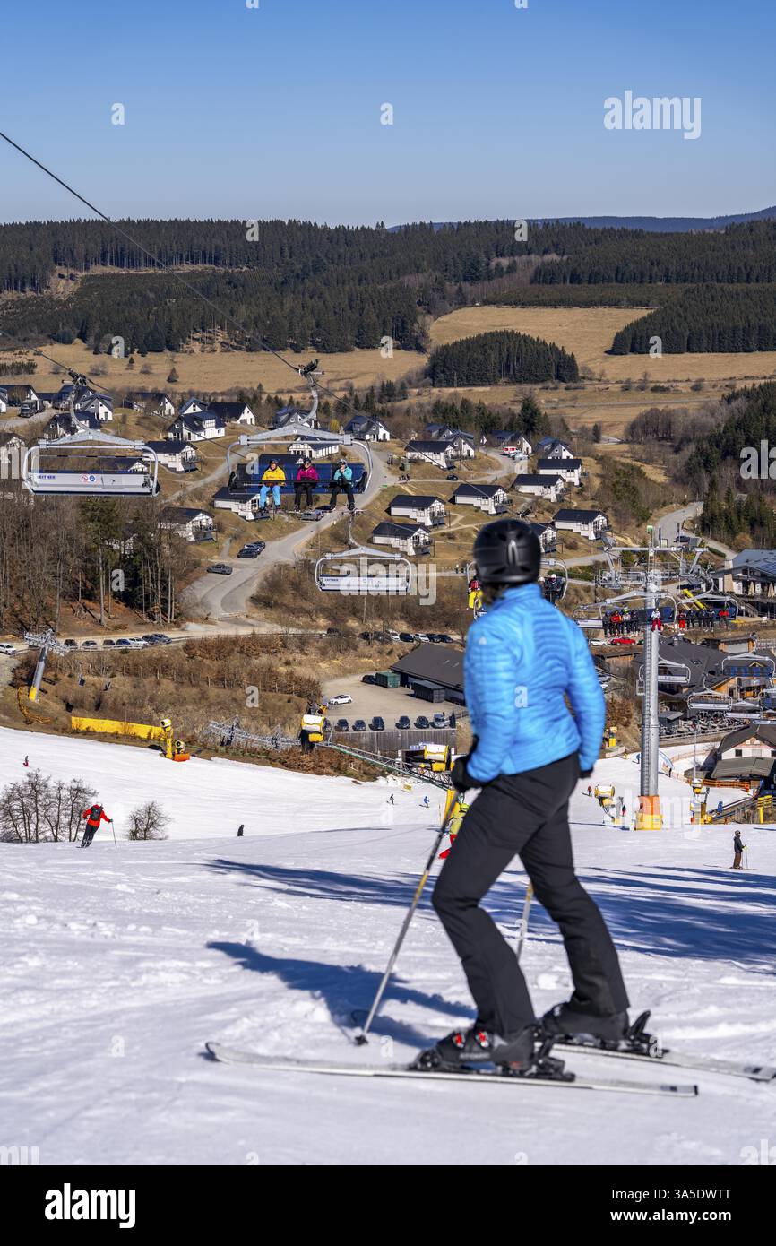 Domaine de sports d'hiver dans le Sauerland, carrousel de remontées mécaniques de Winterberg, pistes de neige artificielle, neige artificielle de plus de 360 canons à neige, ski Poppenberg sont Banque D'Images