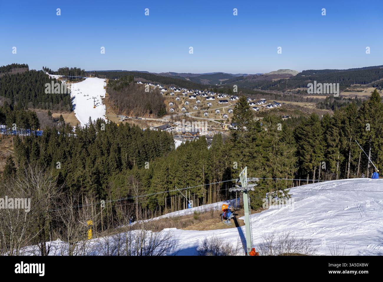Domaine de sports d'hiver dans le Sauerland, carrousel de remontées mécaniques de Winterberg, pistes de neige artificielle, neige artificielle de plus de 360 canons à neige, ski Suerenberg sont Banque D'Images