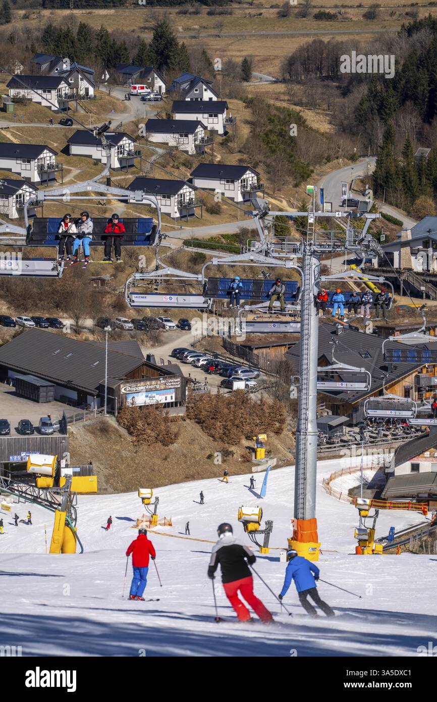 Domaine de sports d'hiver dans le Sauerland, carrousel de remontées mécaniques de Winterberg, pistes de neige artificielle, neige artificielle de plus de 360 canons à neige, ski Poppenberg sont Banque D'Images