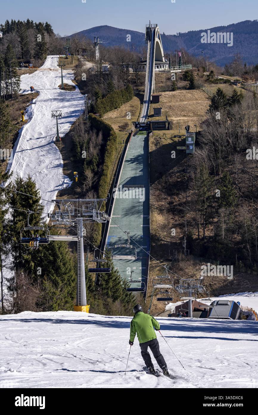 Domaine de sports d'hiver dans le Sauerland, carrousel de remontées mécaniques de Winterberg, pistes de neige artificielle, neige artificielle de plus de 360 canons à neige, ski Poppenberg sont Banque D'Images
