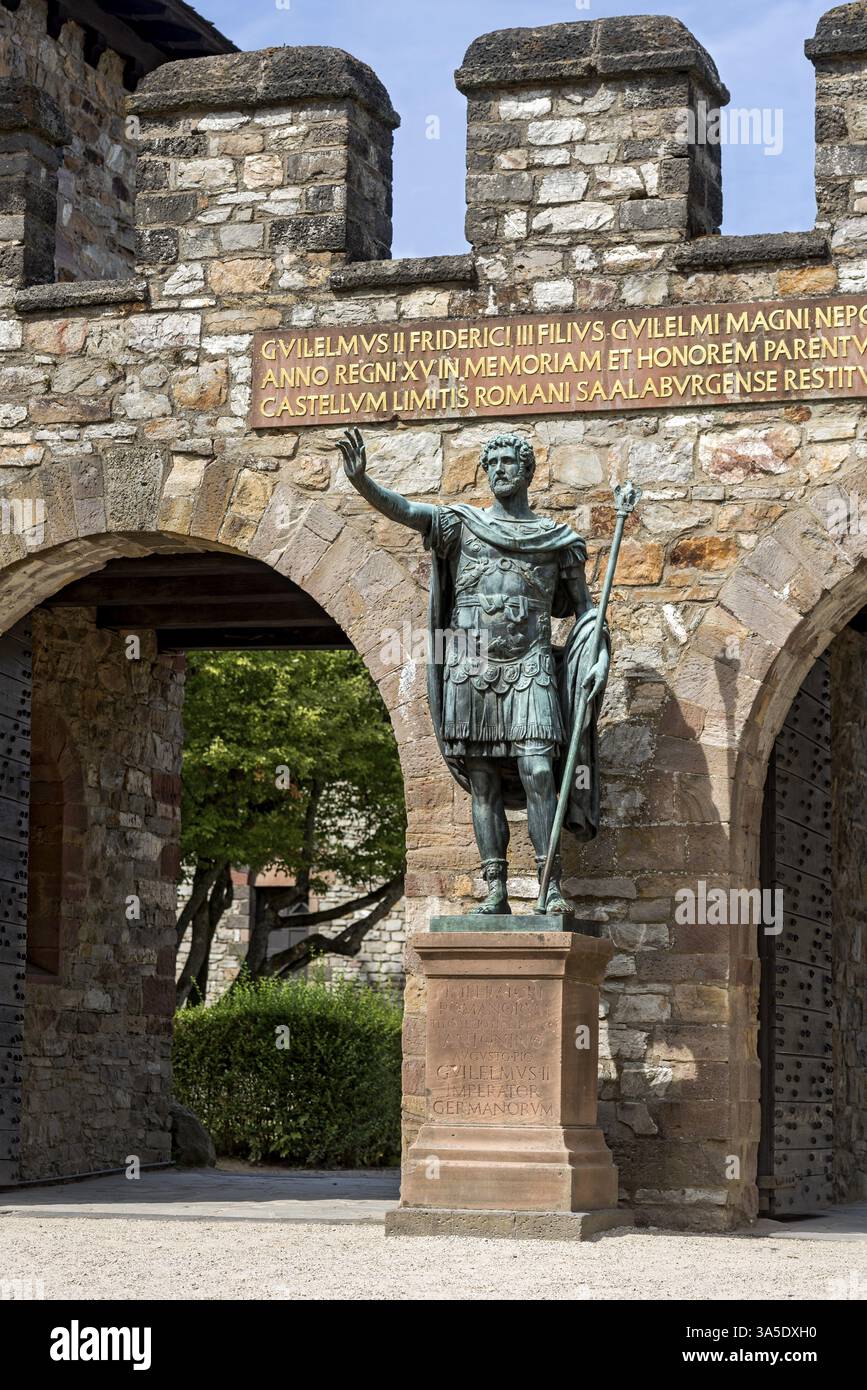 Porte principale, Porta Praetoria avec statue en bronze de l'empereur Antonin Pie, plaque avec inscription pour Guillaume II, fort romain de Saalbourg, reconstruit co Banque D'Images
