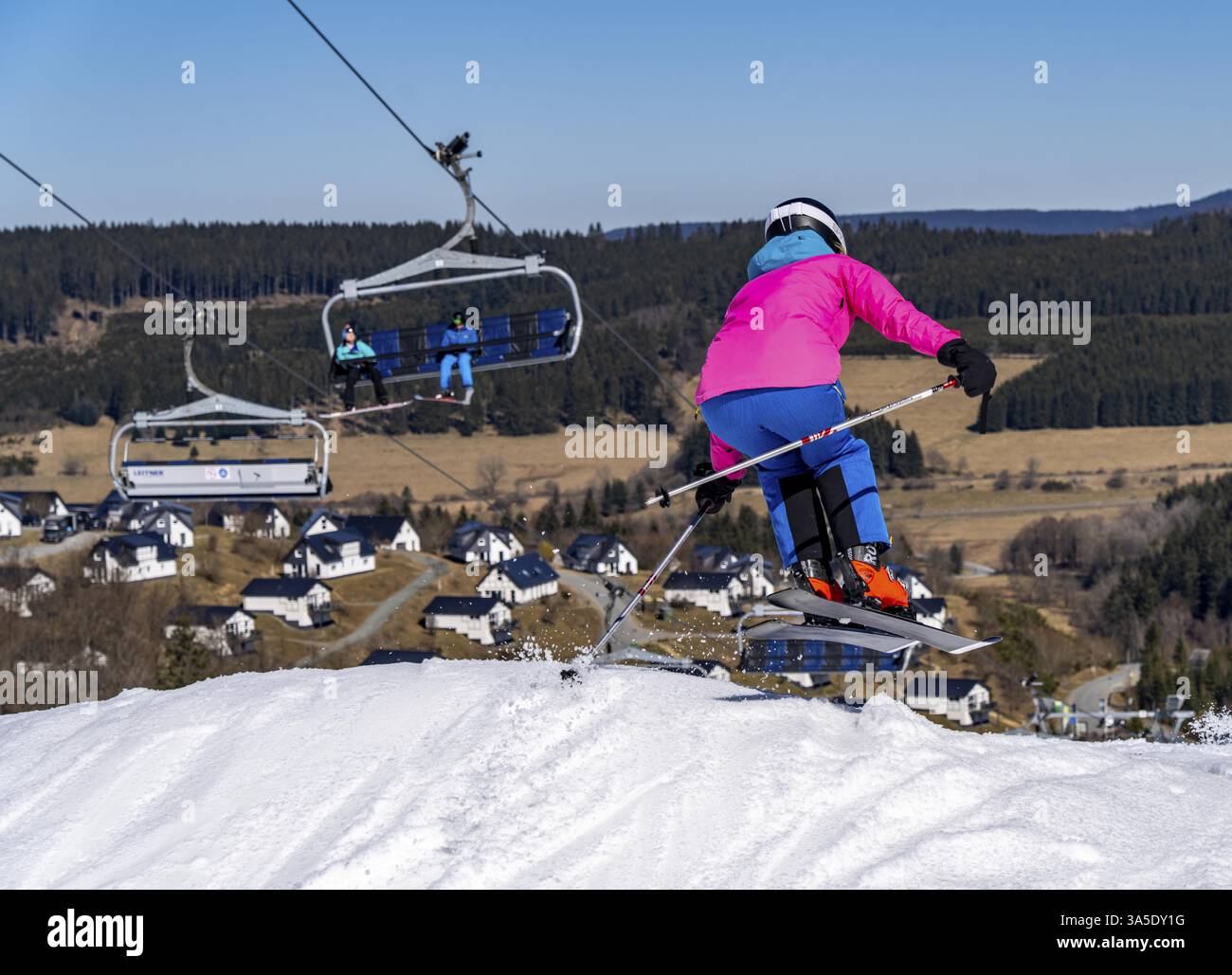Domaine de sports d'hiver dans le Sauerland, carrousel de remontées mécaniques de Winterberg, pistes de neige artificielle, neige artificielle de plus de 360 canons à neige, ski Poppenberg sont Banque D'Images