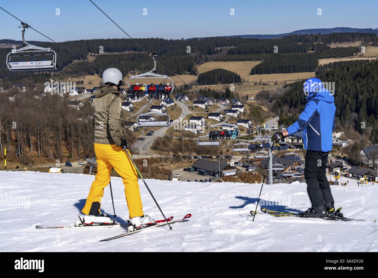 Domaine de sports d'hiver dans le Sauerland, carrousel de remontées mécaniques de Winterberg, pistes de neige artificielle, neige artificielle de plus de 360 canons à neige, ski Poppenberg sont Banque D'Images