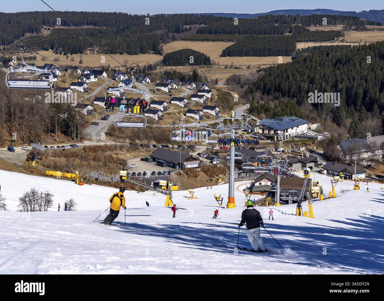 Domaine de sports d'hiver dans le Sauerland, carrousel de remontées mécaniques de Winterberg, pistes de neige artificielle, neige artificielle de plus de 360 canons à neige, ski Poppenberg sont Banque D'Images