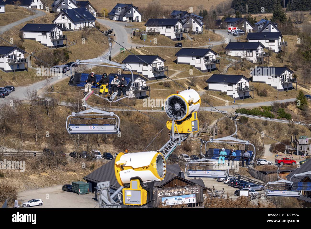 Domaine de sports d'hiver dans le Sauerland, carrousel de remontées mécaniques de Winterberg, pistes de neige artificielle, neige artificielle de plus de 360 canons à neige, ski Poppenberg sont Banque D'Images