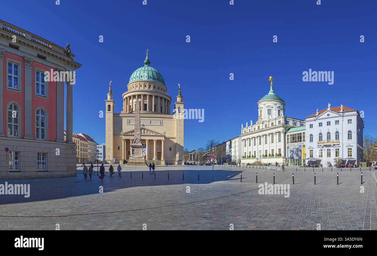 Vieux marché avec vue sur l'église Saint-Nicolas et la vieille mairie de Potsdam, Allemagne, Europe Banque D'Images