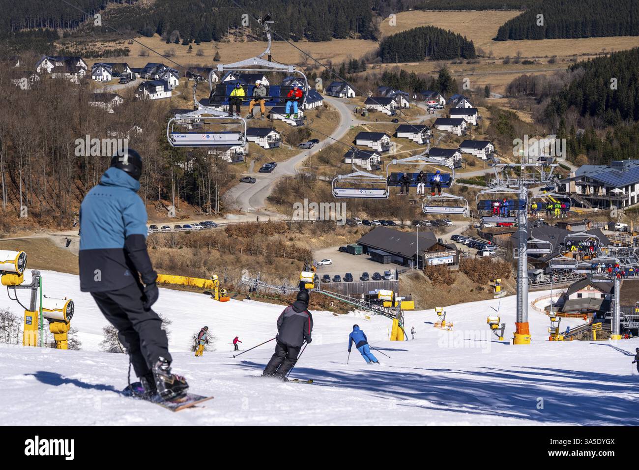 Domaine de sports d'hiver dans le Sauerland, carrousel de remontées mécaniques de Winterberg, pistes de neige artificielle, neige artificielle de plus de 360 canons à neige, ski Poppenberg sont Banque D'Images