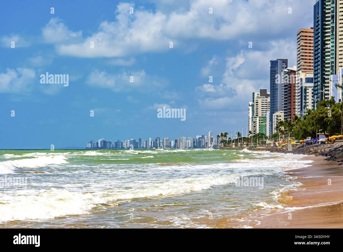 Gratte-ciel entourant la plage de Boa Viagem dans la ville de Recife dans l'état de Pernambuco, Recife, Pernambuco, Brésil, Amérique du Sud Banque D'Images Gratte-ciel entourant la plage de Boa Viagem dans la ville de Recife dans l'état de Pernambuco, Recife, Pernambuco, Brésil, Amérique du Sud Banque D'Images