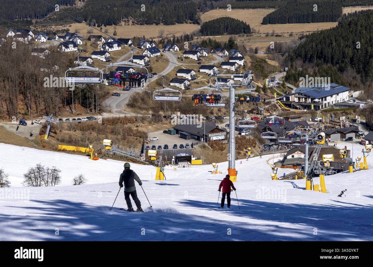 Domaine de sports d'hiver dans le Sauerland, carrousel de remontées mécaniques de Winterberg, pistes de neige artificielle, neige artificielle de plus de 360 canons à neige, ski Poppenberg sont Banque D'Images