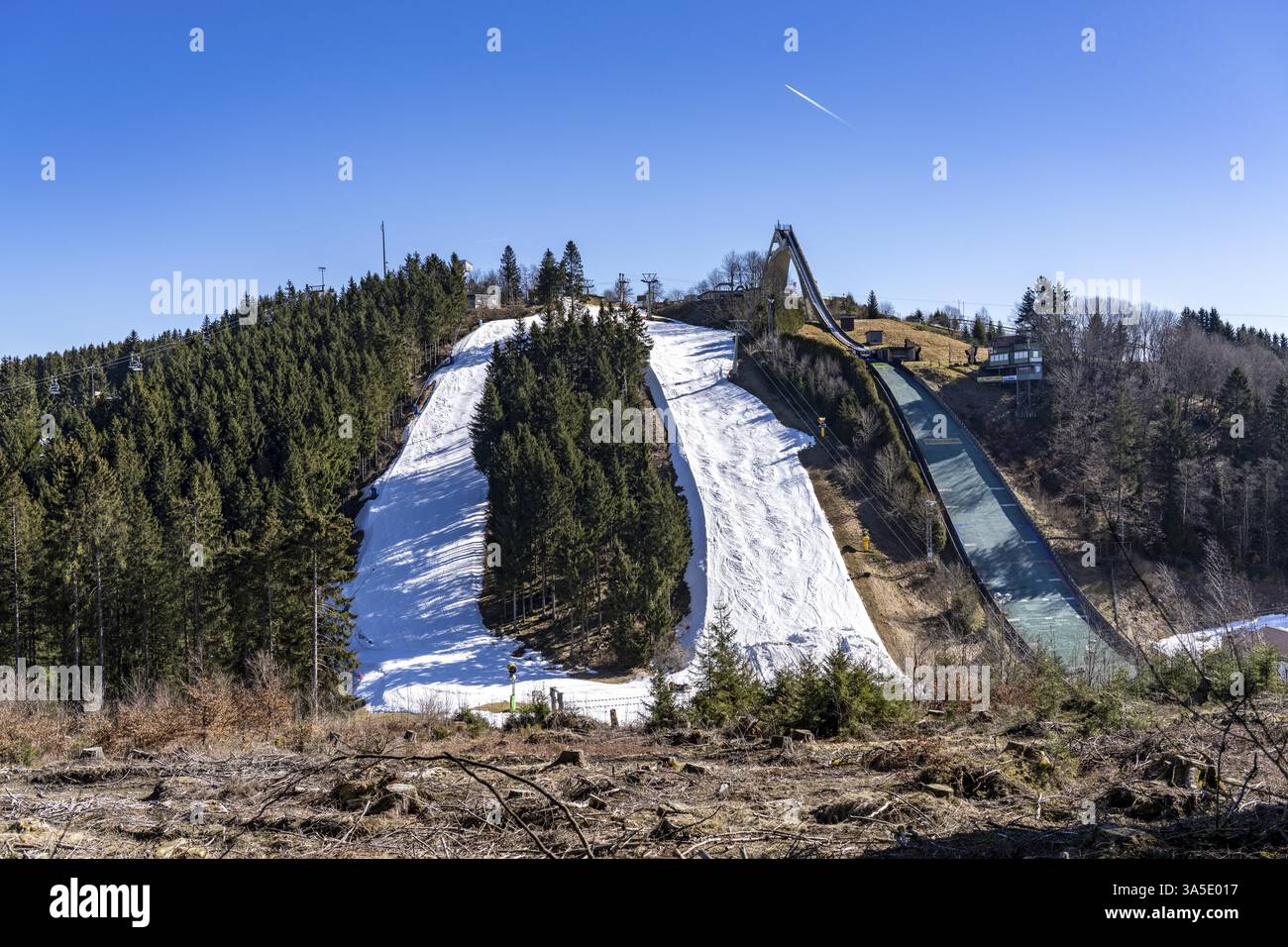 Domaine de sports d'hiver dans le Sauerland, carrousel de remontées mécaniques de Winterberg, pistes de neige artificielle, neige artificielle de plus de 360 canons à neige, équipements de saut à ski Georg Banque D'Images