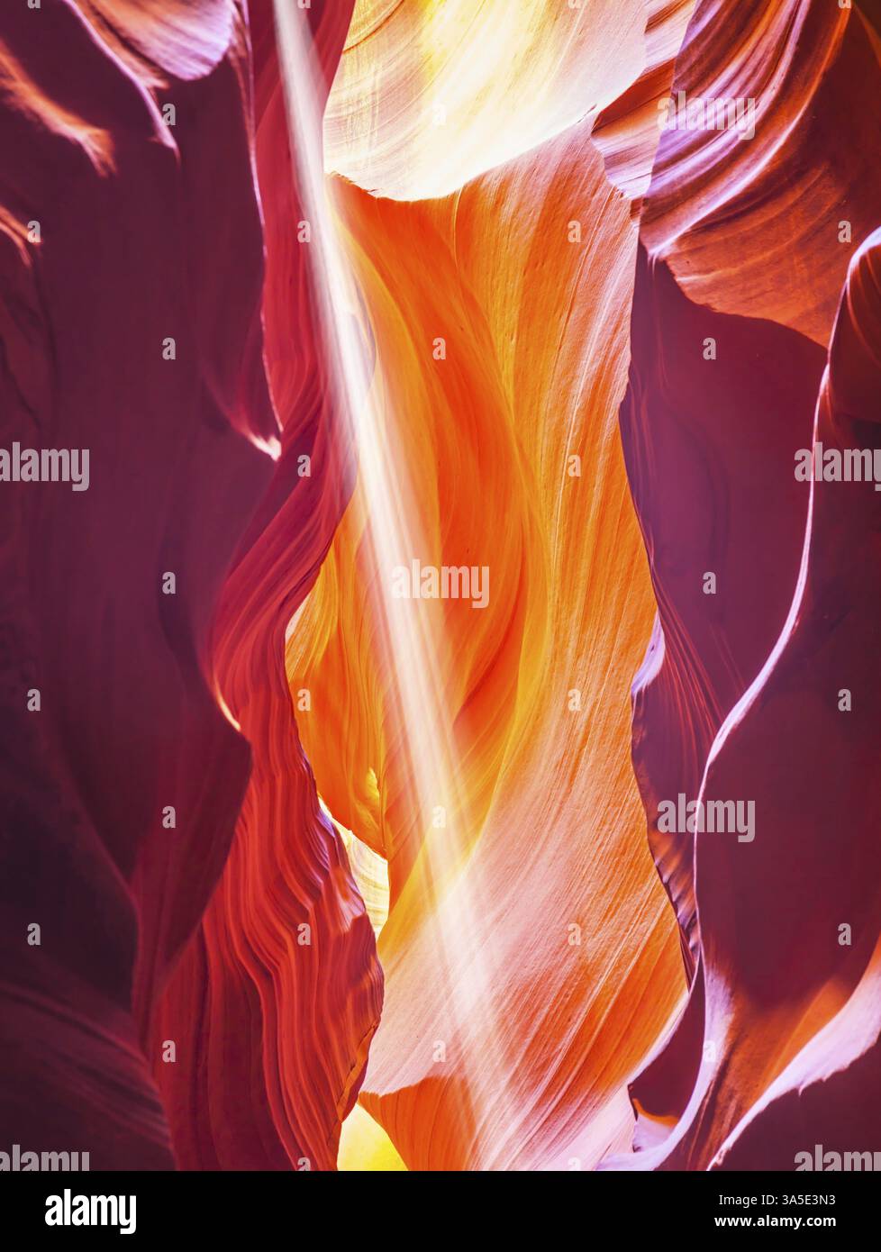 Rayon de soleil magique dans la fente colorée Antelope Canyon. La réserve Navajo, Arizona, USA, Amérique du Nord Banque D'Images