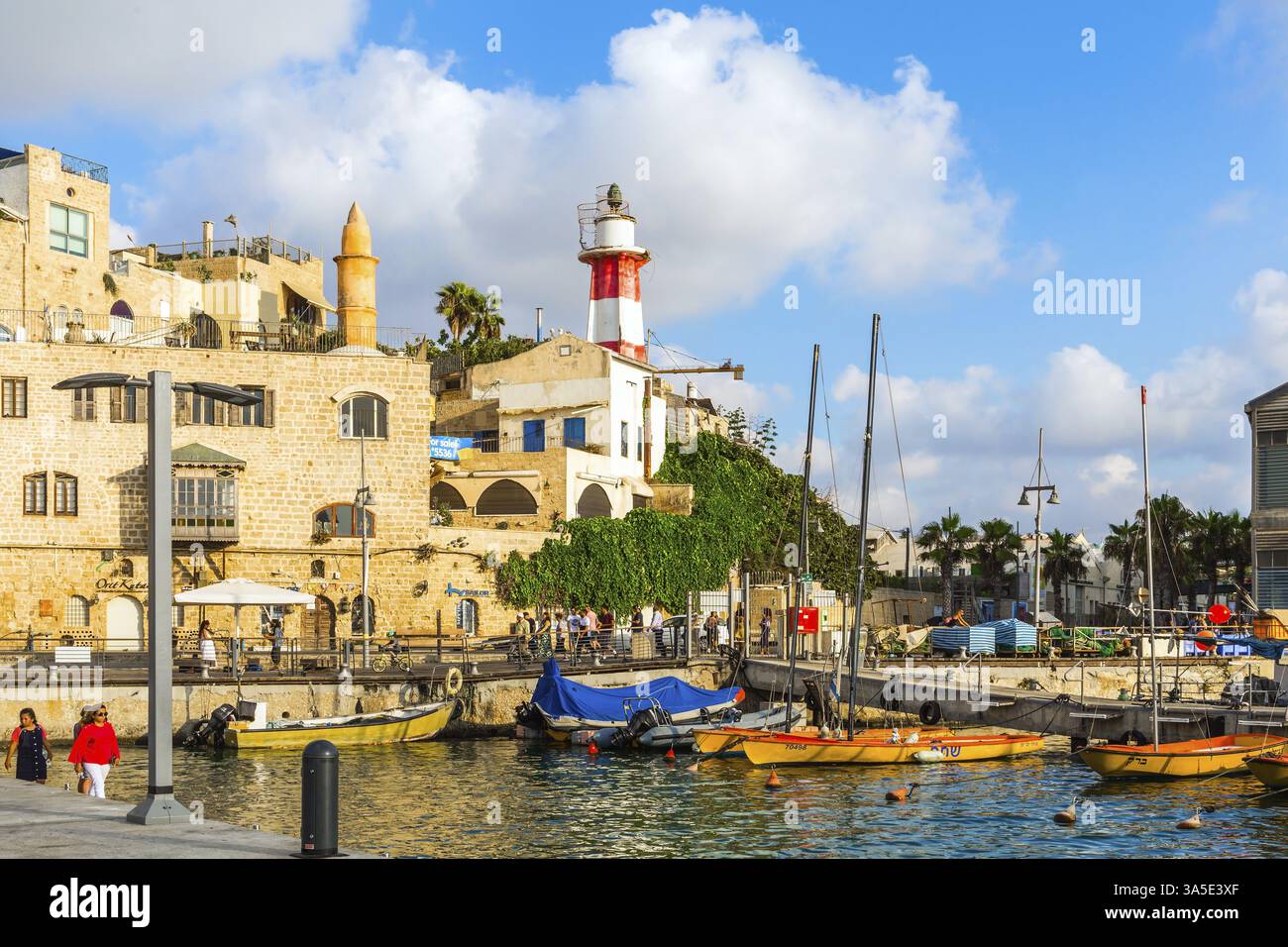 Vieux Yaffo. Crépuscule avant la soirée. Coucher de soleil. Yachts sur une ancre dans le port de Yaffo. Old Jaffo - l'une des villes les plus anciennes du monde. Concept actif Banque D'Images