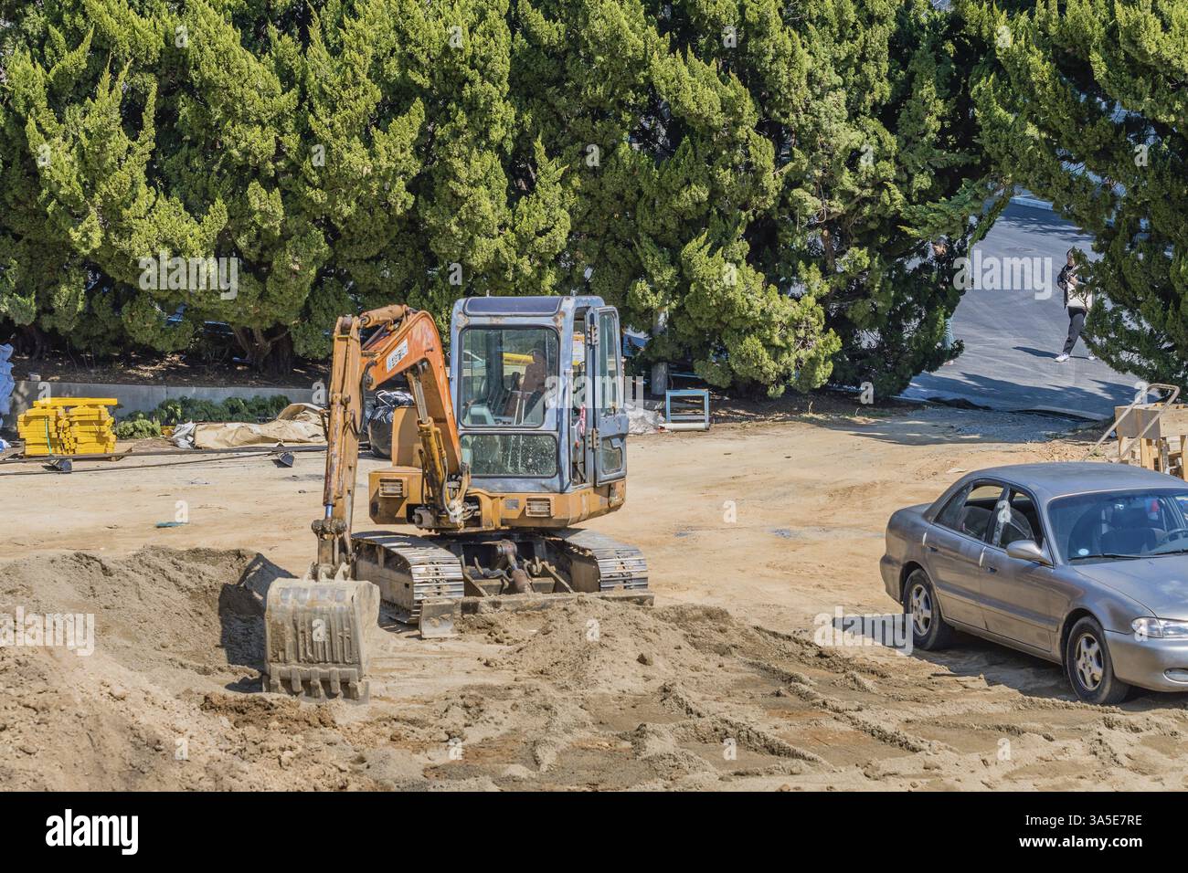 Daejeon, Corée du Sud, 14 mars 2017 : pelleteuse et voiture assis sur le chantier de construction du nouveau centre éducatif à l'Université Woosong, en Asie Banque D'Images