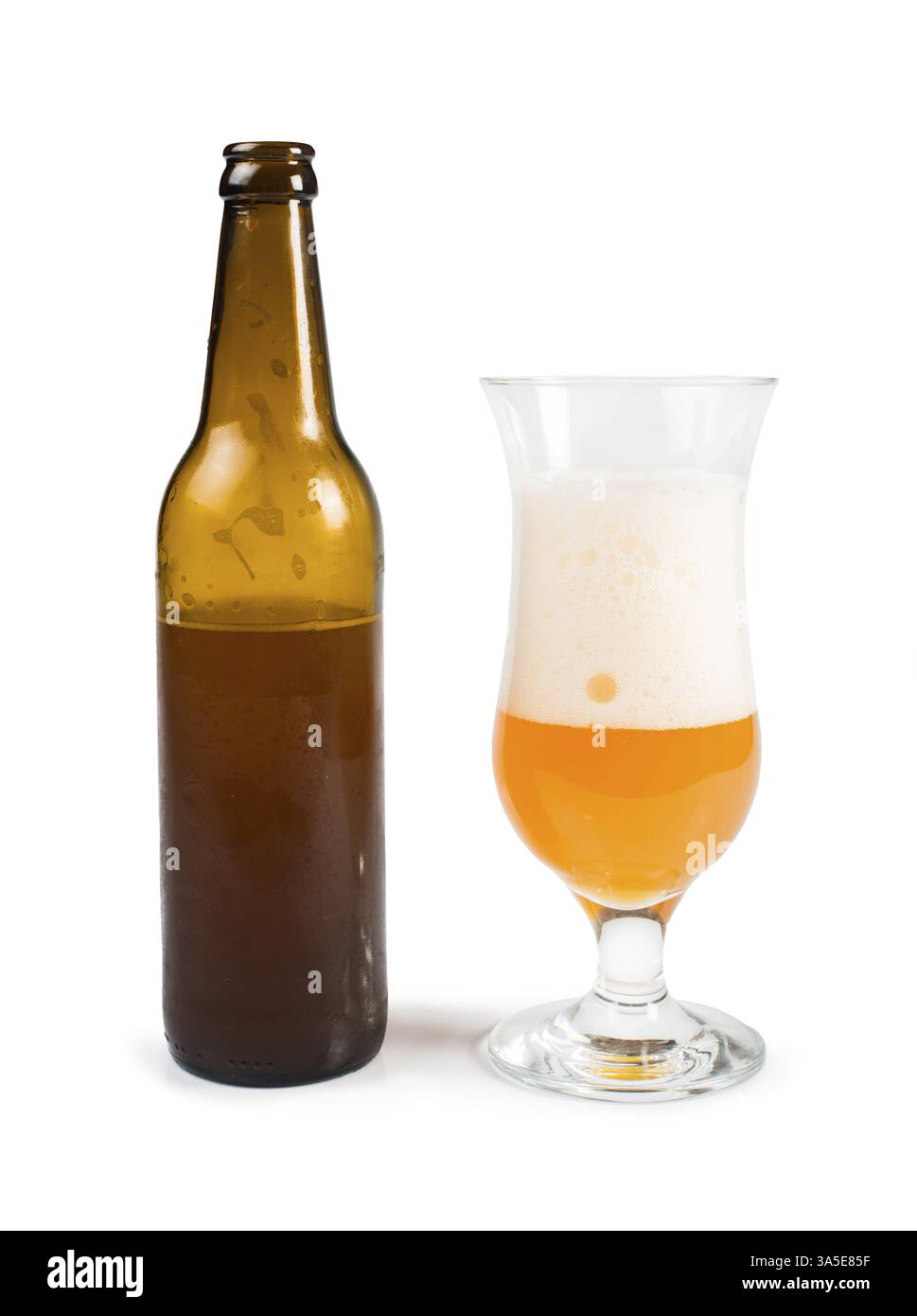 Bouteille de bière et tasse de bière. Prise de vue en studio isolée blanche Banque D'Images