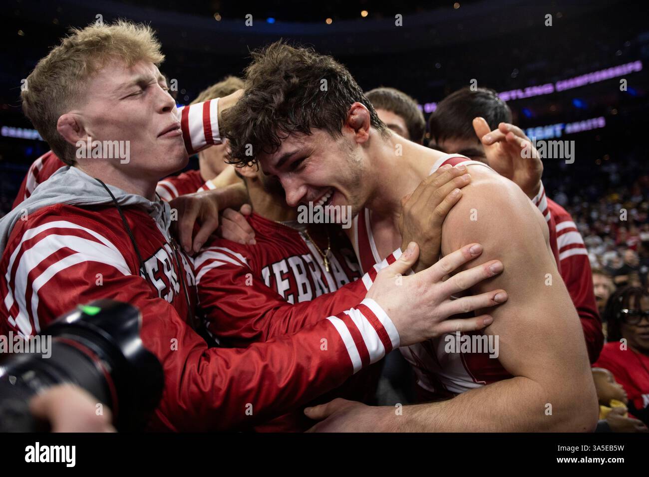 Philadelphie, Pennsylvanie, États-Unis. 23 mars 2025. RIDGE LOVETT du Nebraska embrasse ses coéquipiers du Nebraska après avoir remporté un match de championnat de 149 livres contre CALEB HENSON, lutteur de Virginia Tech, lors de la sixième session des championnats de division I de la NCAA 2025 au Wells Fargo Center à Philadelphie, en Pennsylvanie. (Crédit image : © Daniel McGregor-Huyer/ZUMA Press Wire) USAGE ÉDITORIAL SEULEMENT ! Non destiné à UN USAGE commercial ! Crédit : ZUMA Press, Inc/Alamy Live News Banque D'Images