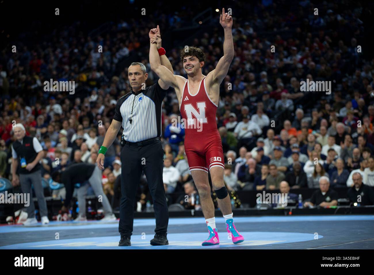 Philadelphie, Pennsylvanie, États-Unis. 23 mars 2025. RIDGE LOVETT du Nebraska bat CALEB HENSON, lutteur de Virginia Tech, dans un match de championnat de 149 livres lors de la sixième session des championnats de division I de la NCAA 2025 au Wells Fargo Center à Philadelphie, en Pennsylvanie. (Crédit image : © Daniel McGregor-Huyer/ZUMA Press Wire) USAGE ÉDITORIAL SEULEMENT ! Non destiné à UN USAGE commercial ! Crédit : ZUMA Press, Inc/Alamy Live News Banque D'Images