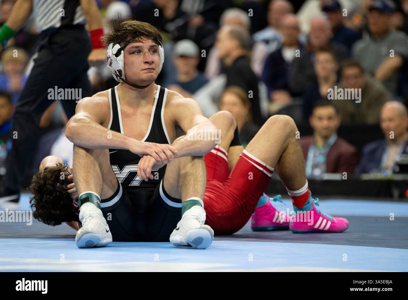 Philadelphie, Pennsylvanie, États-Unis. 23 mars 2025. CALEB HENSON, lutteur de Virginia Tech, réagit après avoir perdu face au RIDGE LOVETT du Nebraska dans un match de championnat de 149 livres lors de la sixième session des championnats de division I de la NCAA 2025 au Wells Fargo Center à Philadelphie, en Pennsylvanie. (Crédit image : © Daniel McGregor-Huyer/ZUMA Press Wire) USAGE ÉDITORIAL SEULEMENT ! Non destiné à UN USAGE commercial ! Crédit : ZUMA Press, Inc/Alamy Live News Banque D'Images
