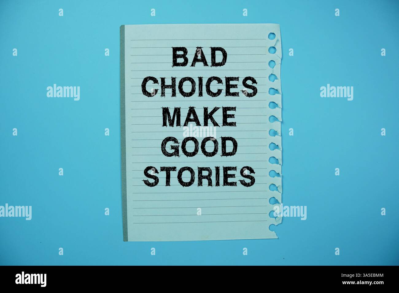 Les mauvais choix font de bons textes d'histoires écrits sur papier plat sur fond jaune Banque D'Images