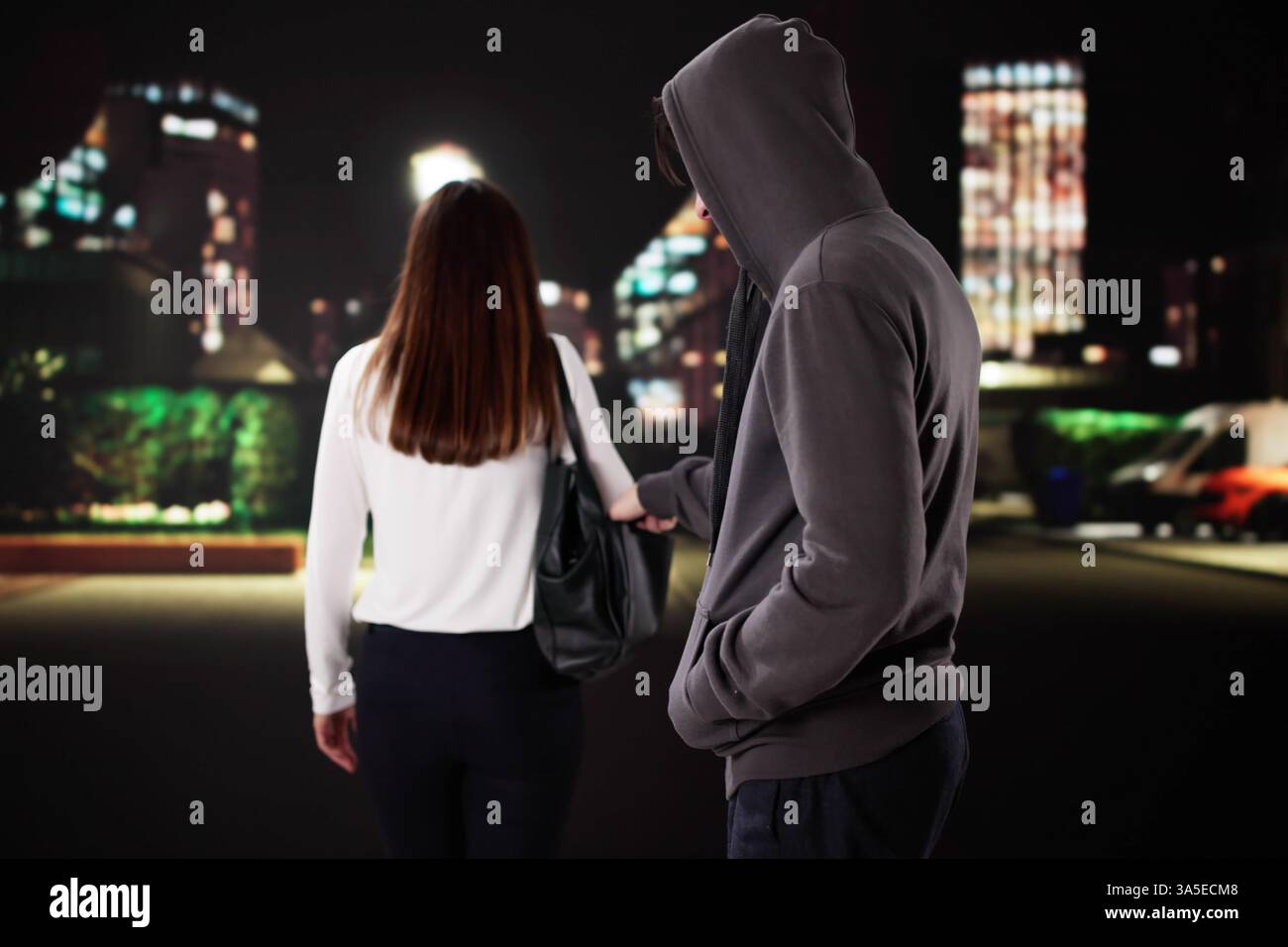 Tard dans la nuit, un voleur est pris en train de voler à la tire le portefeuille d'un homme. Un pickpocket vole le sac à main d'une femme plus âgée dans une rue animée. Pris dans l'acte, le R Banque D'Images