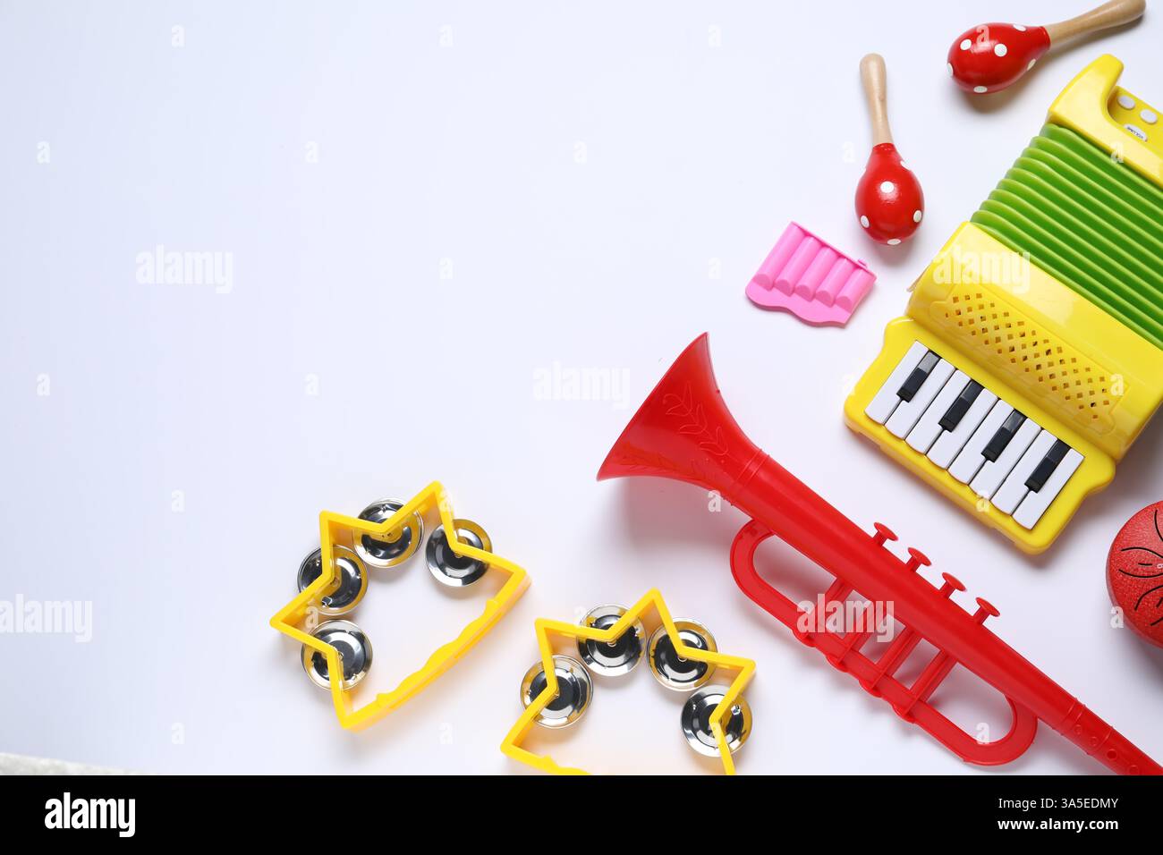 Composition de pose plate avec différents instruments de musique jouet sur fond blanc. Espace pour le texte Banque D'Images