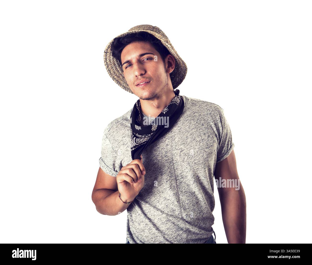 Beau jeune homme aux yeux verts avec chapeau de paille et bandana noir en studio Banque D'Images