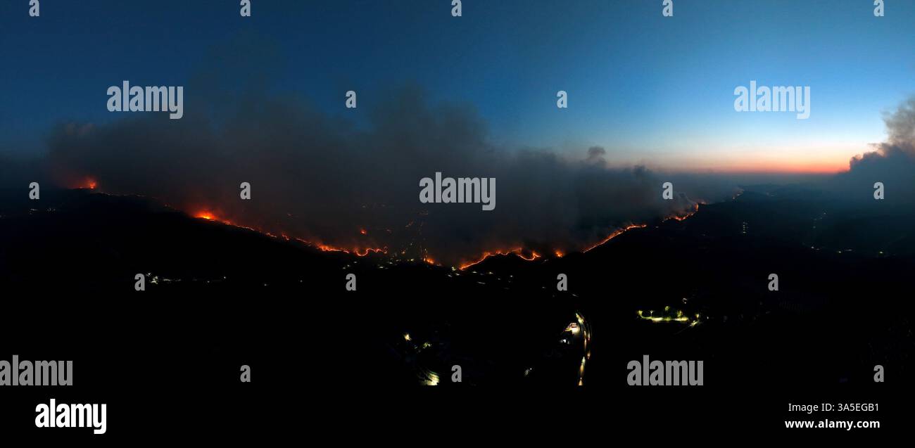 (250323) -- PÉKIN, 23 mars 2025 (Xinhua) -- cette photo prise le 22 mars 2025 montre un feu de forêt dans la province de North Gyeongsang, en Corée du Sud. Le gouvernement sud-coréen a déclaré l'état de catastrophe samedi suite aux incendies de forêt qui ont éclaté dans les régions du sud-est du pays, y compris la ville d'Ulsan, la province de Gyeongsang du Nord et la province de Gyeongsang du Sud, a déclaré le ministère de l'intérieur et de la sécurité. (NEWSIS via Xinhua) Banque D'Images