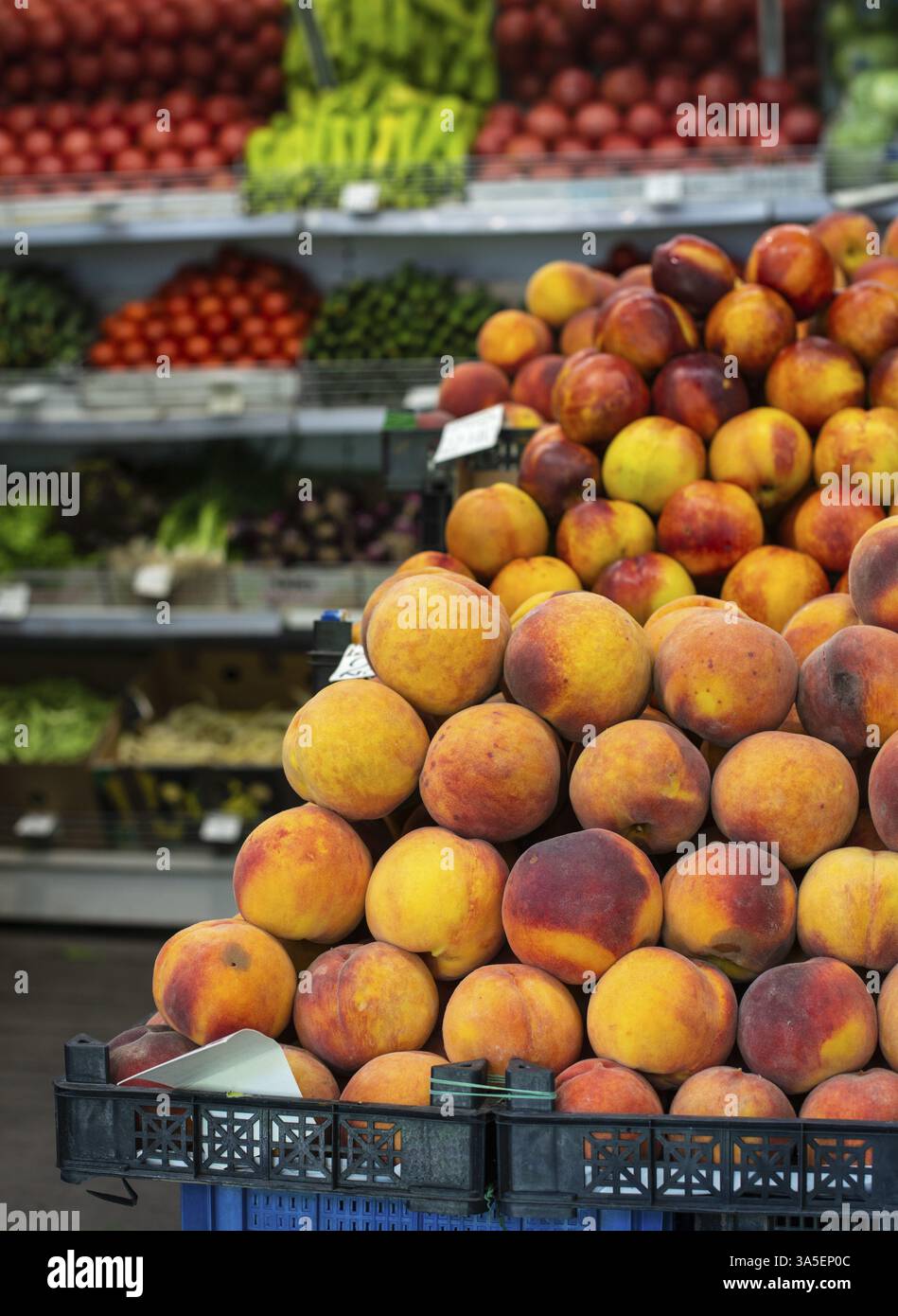 Pile de pêches sur le marché. Étagère avec des fruits sur le fond Banque D'Images