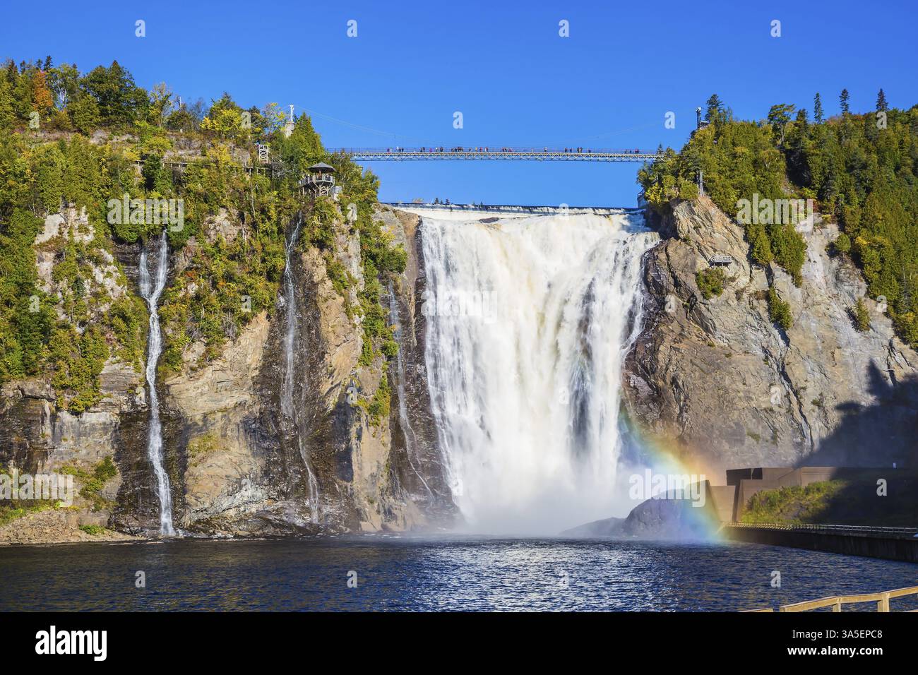 Le magnifique arc-en-ciel joue dans les éclaboussures de chutes. Le concept de tourisme actif et culturel. Le lac bleu et la puissante cascade Montmorency à Montm Banque D'Images