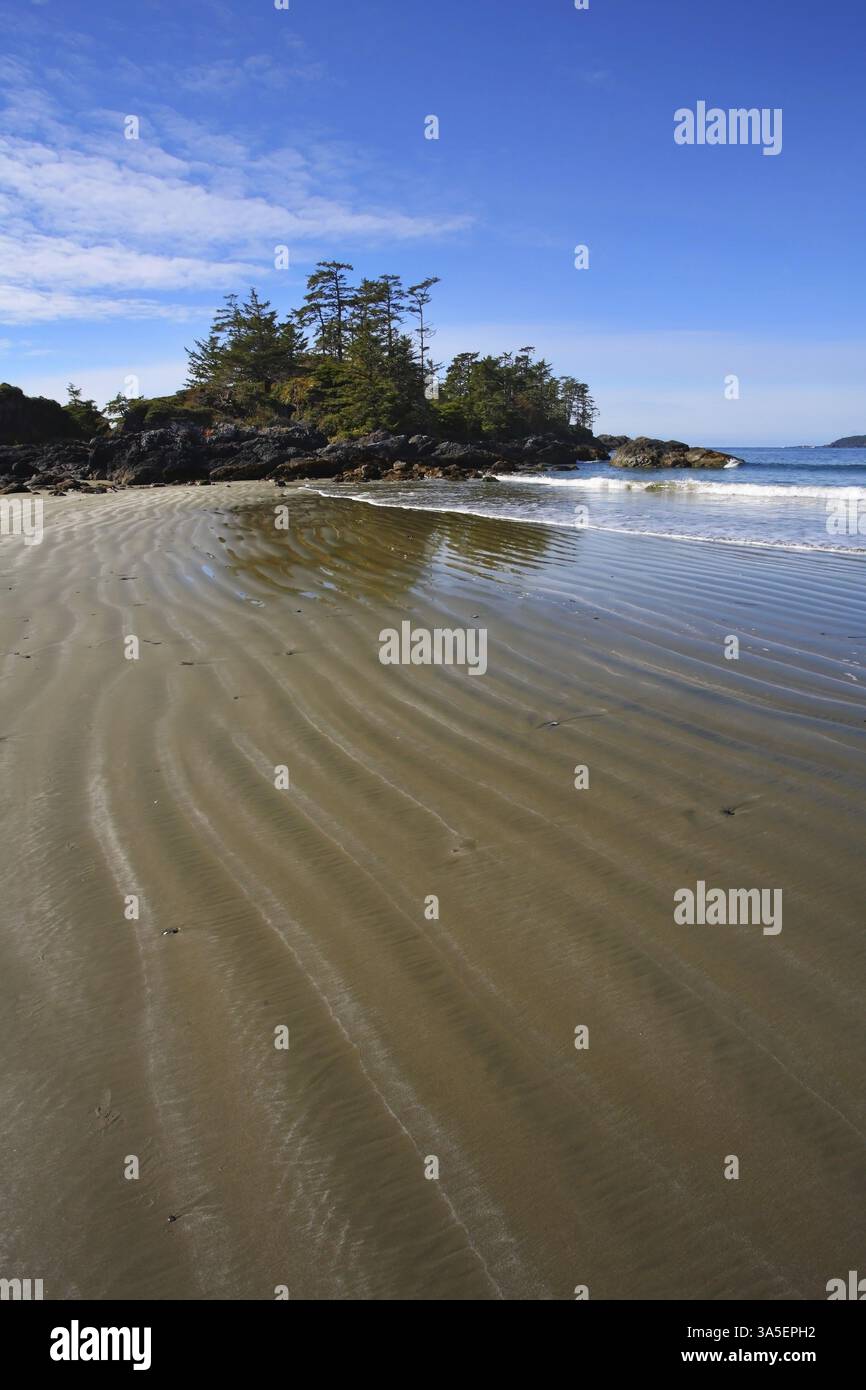 Côte Pacifique de l'île de Vancouver au coucher du soleil. La marée basse expose le sable humide Banque D'Images