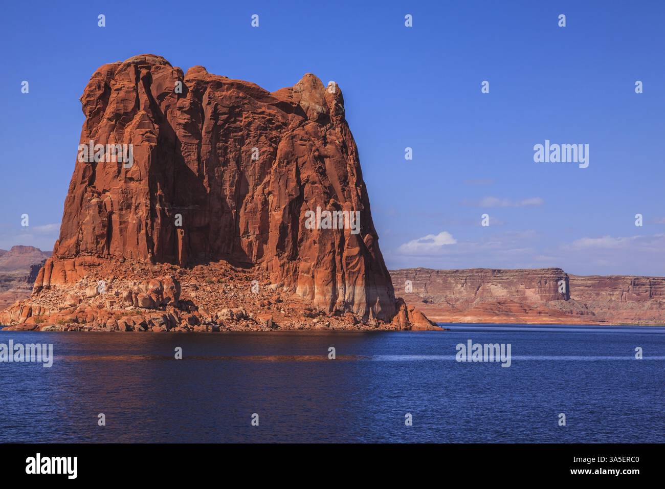 Le lac Powell est entouré de magnifiques collines de grès. Excursion en bateau par une journée ensoleillée. Immense bassin aquatique artificiel pittoresque du fleuve Colorado, États-Unis, NOR Banque D'Images