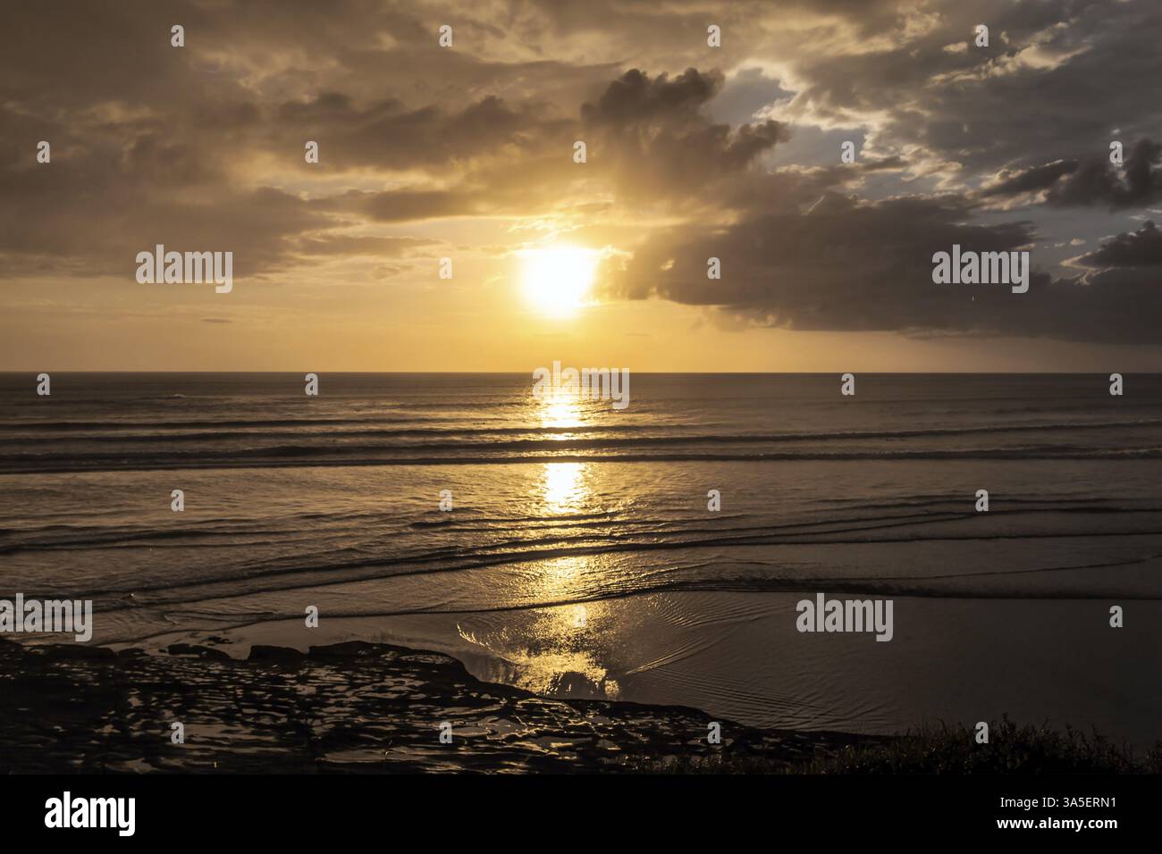 Coucher de soleil. L'île du Nord de la Nouvelle-Zélande, Muriway Beach. La nature magnifique de l'hémisphère Sud. Le concept d'actif, environnemental et de ph Banque D'Images