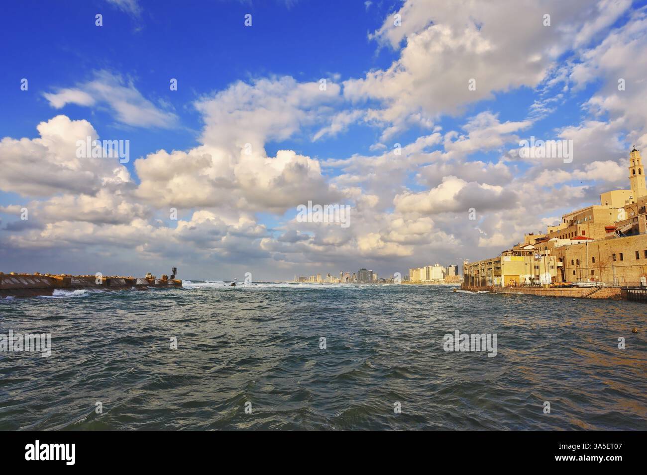 Coucher de soleil à tel Aviv. Vieux port de Jaffa dans la tempête Banque D'Images
