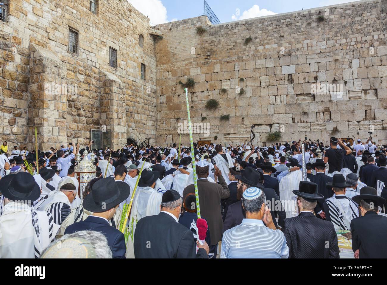 JÉRUSALEM, ISRAËL - 12 OCTOBRE 2014 : matin automne Soukkot. Foule de fidèles juifs en blanc portant des châles de prière. La région du mur occidental de te Banque D'Images