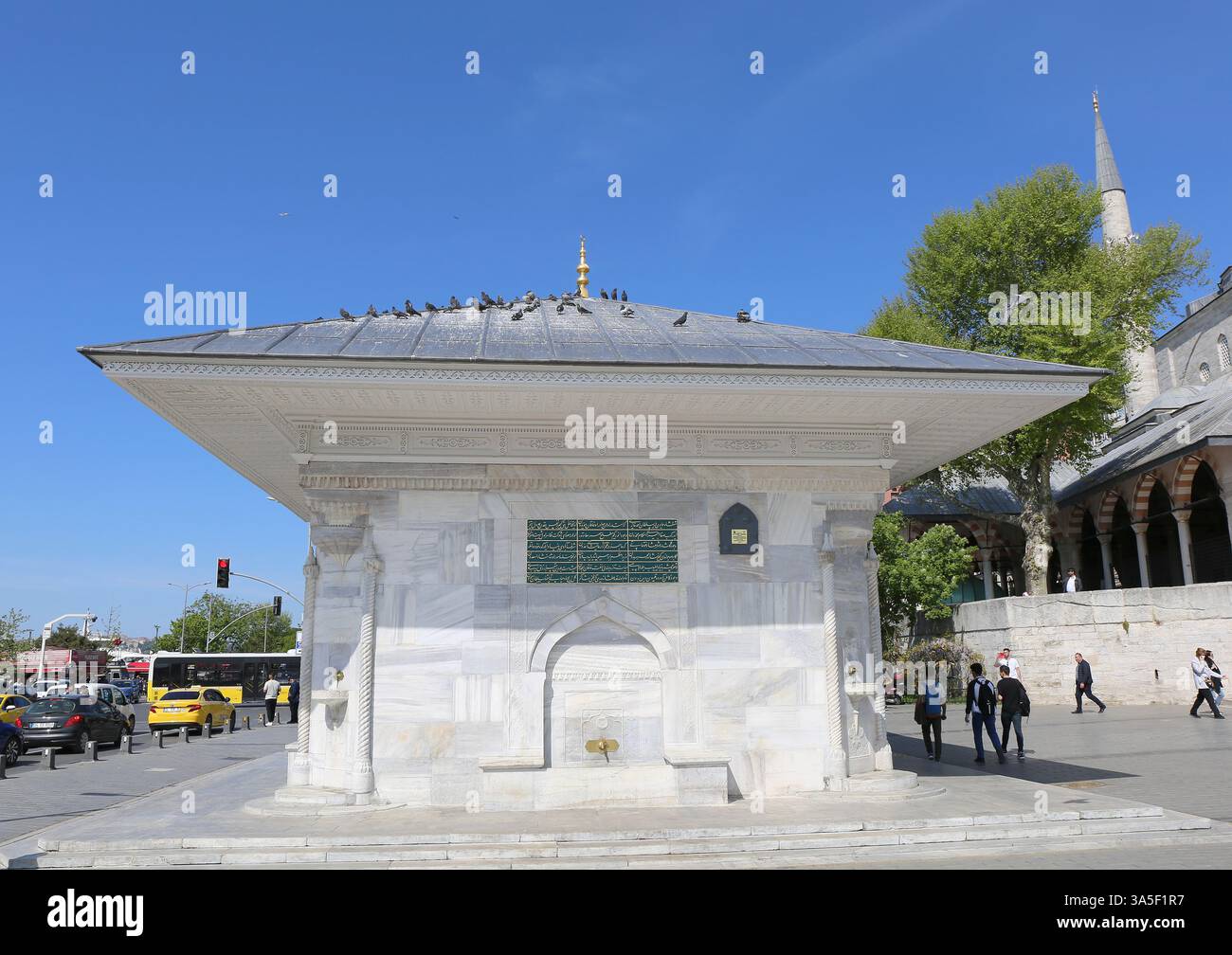 Istanbul, Turquie - 11 mai 2022 : Fontaine d'Ahmed III et Mosquée Mihrimah Sultan dans le district d'Uskudar Banque D'Images