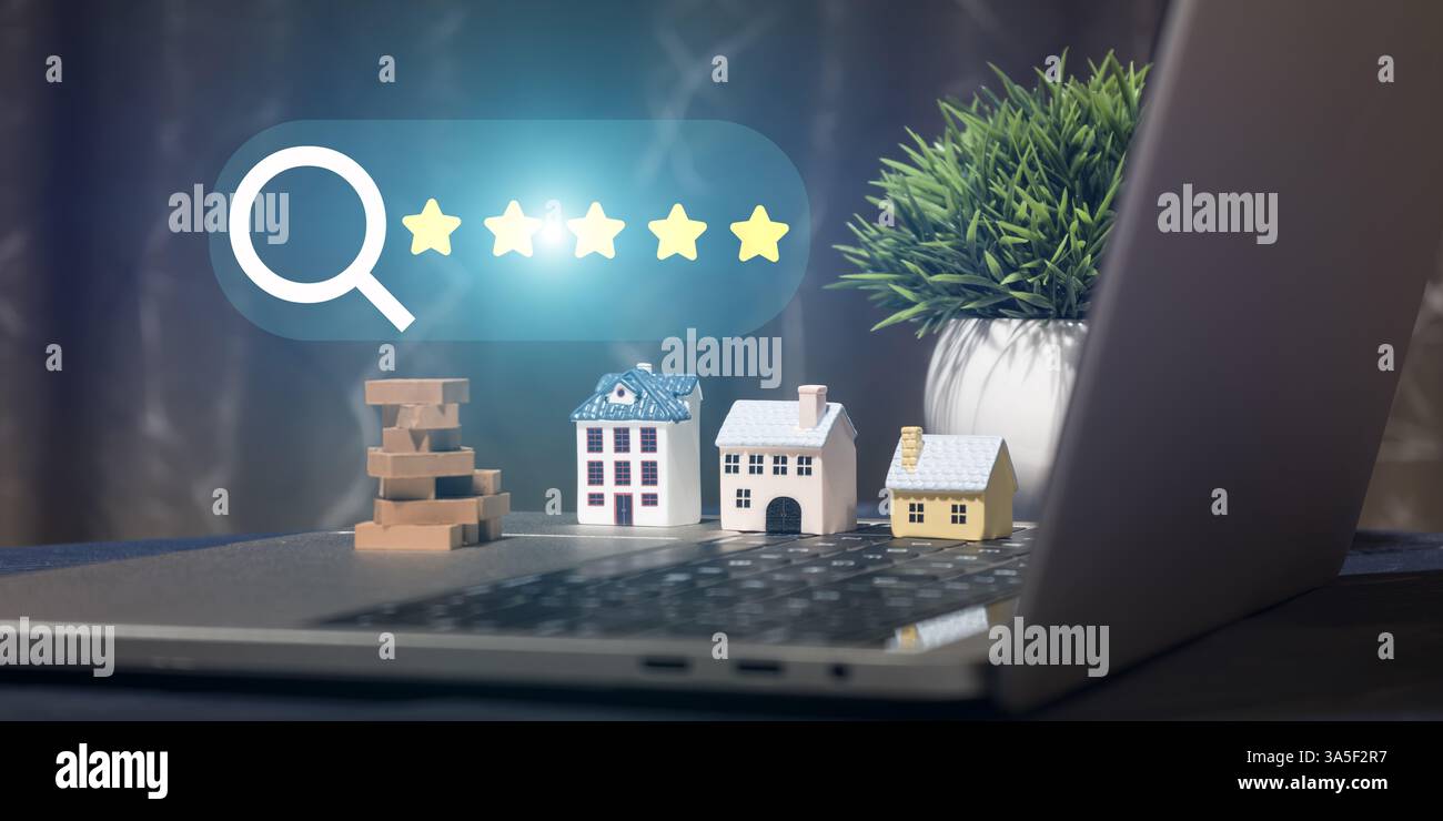 Évaluation immobilière et concept de recherche avec maisons miniatures, blocs empilés, icône de notation cinq étoiles, plante verte Banque D'Images