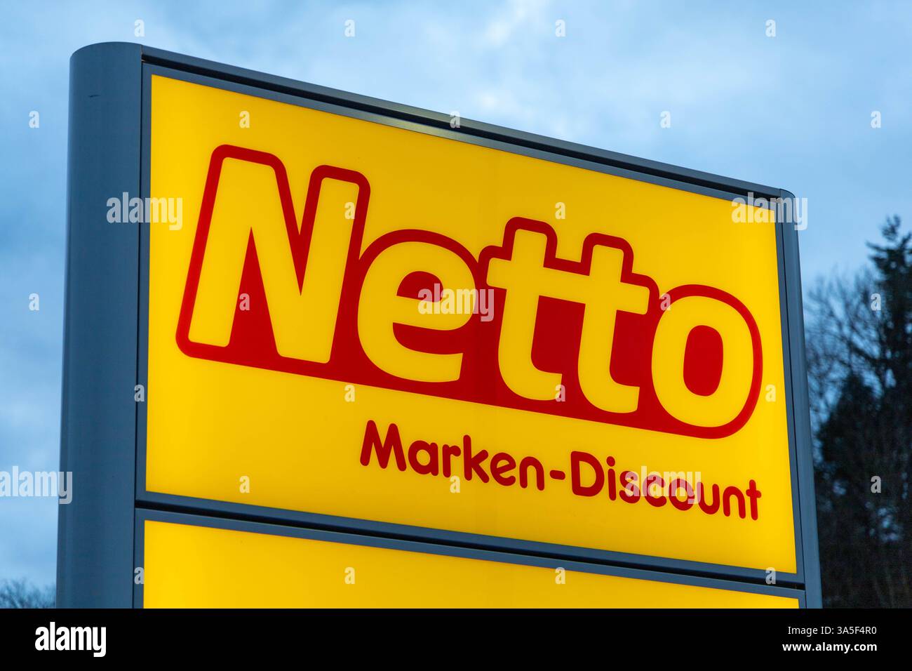 Logo de réduction Netto Marken. Chaîne allemande de supermarchés à prix réduits appartenant à la coopérative allemande Edeka Group. Banque D'Images