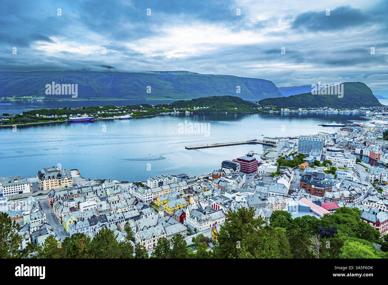 Voyage en Norvège. L'Olesund est une ville située sur les îles au large de la côte de l'océan Atlantique. Le mont Aksla offre une vue sur la ville d'Olesund. Grand Banque D'Images