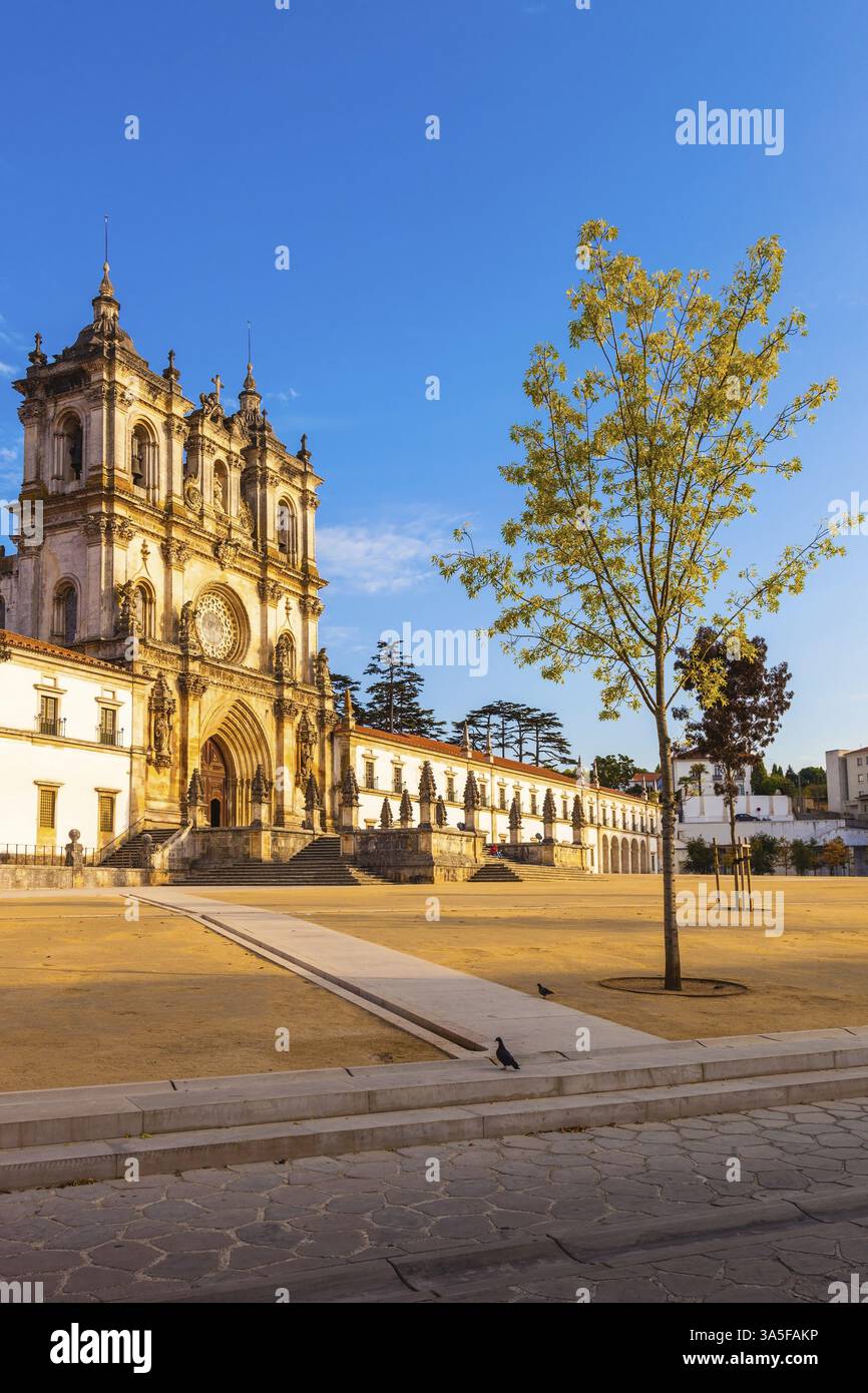 Monastère cistercien dans la petite ville portugaise d'Alcobaca. Construit dans le style gothique un Portugal Banque D'Images Monastère cistercien dans la petite ville portugaise d'Alcobaca. Construit dans le style gothique un Portugal Banque D'Images