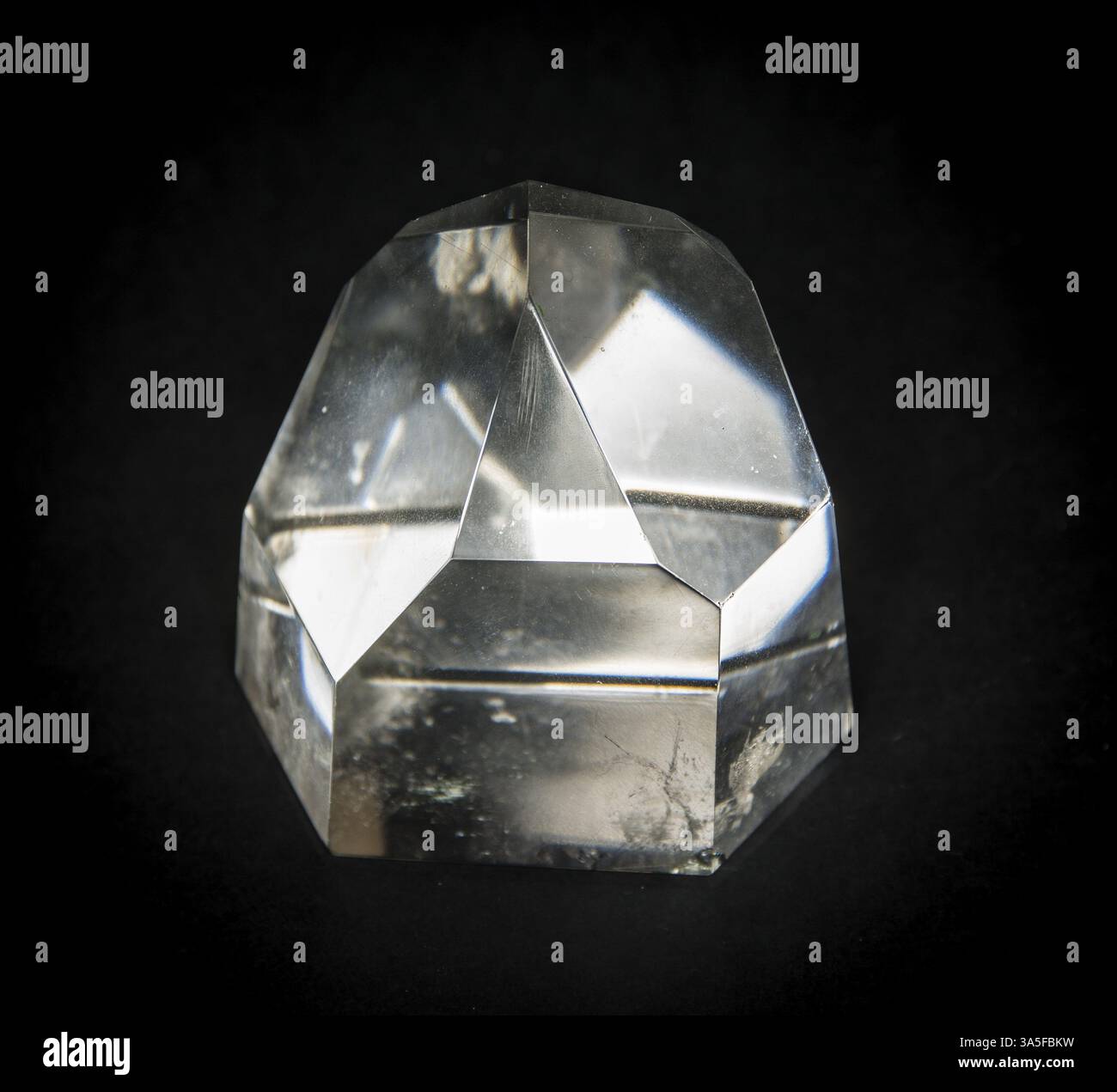 Gros plan de pierre de quartz blanc taillé sur une surface sombre Banque D'Images