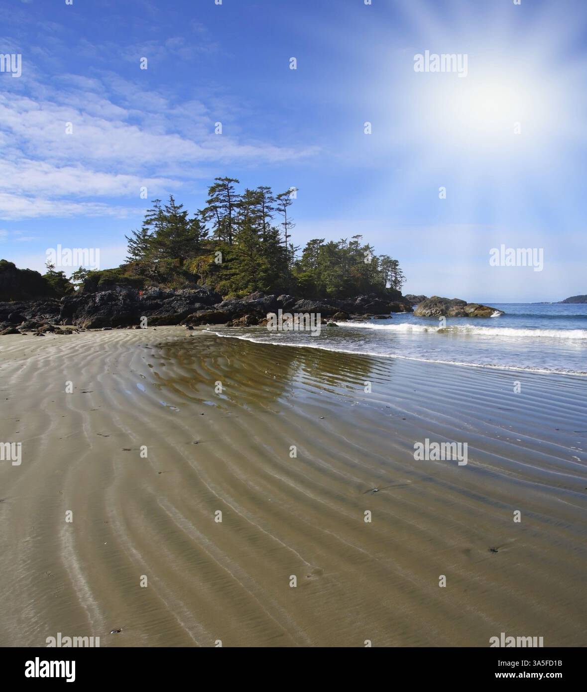 Côte Pacifique de l'île de Vancouver au coucher du soleil. La marée basse expose le sable humide Banque D'Images